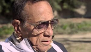 السادات للمصريين بالخارج ..وقع حسين سالم وإضغطوا حتى نستقبل غالى ورشيد