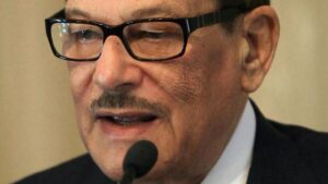 السادات يتقدم ببلاغ للنائب العام ضد صفوت الشريف بتهمة إهدار المال العام