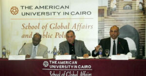 بالصور.. خلال ندوة “نعم أو لا للدستور” بالجامعة الأمريكية.. السادات: تخفيض أعضاء “الدستورية العليا” تعنت وتصفية حسابات.. و”محيى الدين” لو لم يأت البرلمان متوازناً سنعود لزمن “الوطنى المنحل”