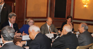 كواليس اجتماع وزير الخارجية الأمريكى مع شخصيات سياسية.. “نور” يطالبه بمشروع مارشال لدعم الاقتصاد المصرى وبرقابة دولية على الانتخابات.. و”موسى” يجتمع به.. و”أبو حامد” يسرد انتهاكات الإخوان