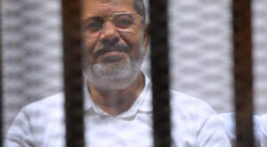 السادات يوجه رسائل سريعة بالفيديو كونفرنس لرؤساء الصحف العالمية بشأن محاكمة مرسى وجرائم الإخوان