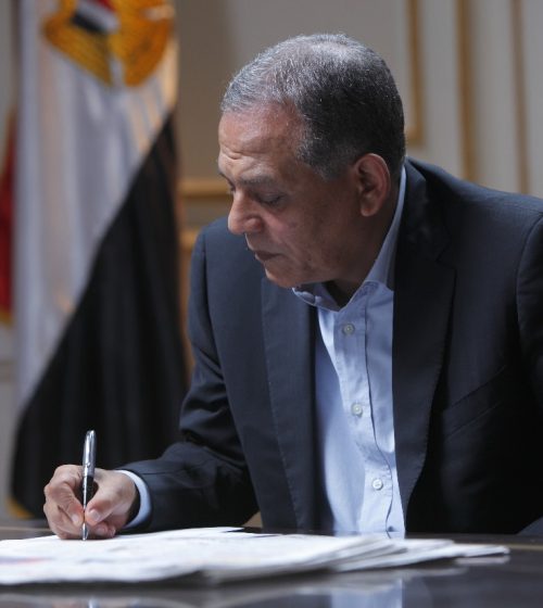 السادات يوجّه أسئلة حاسمة إلى الوزراء الجدد.. ويطالب النواب بتفعيل الأدوات الرقابية